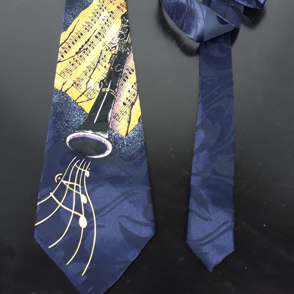 Steven Harris Clarinet tie with sheet‎ music
